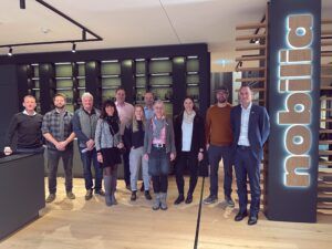 Gruppenfoto im Küchenstudio mit „nobilia“-Schriftzug Gruppe von Personen in einem Küchenstudio; rechts steht ein hoher „nobilia“-Schriftzug.