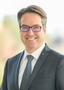 Porträt Alexander Schroeder, Geschäftsführer Deutscher Wohnbau Verbund Alexander Schroeder, Geschäftsführer Deutscher Wohnbau Verbund, im Anzug mit Brille.