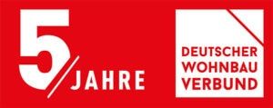 Jubiläumslogo „5 Jahre Deutscher Wohnbau Verbund“ Rotes Jubiläumslogo: „5 Jahre“ und „Deutscher Wohnbau Verbund“ in Weiß.